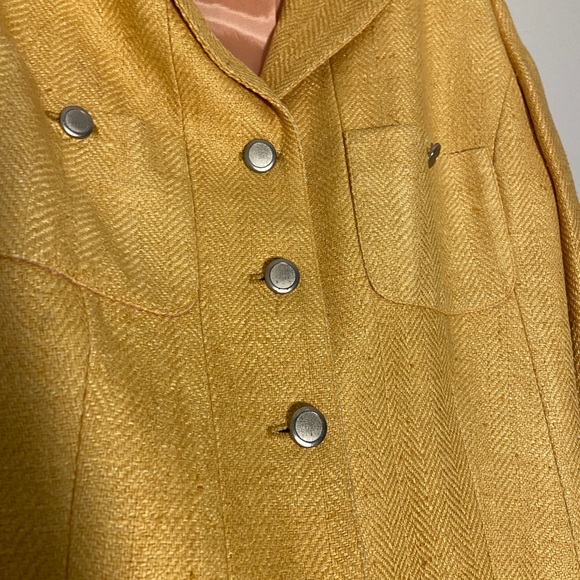 HOST PICK 🎉🌸 Vintage gold 100% silk blazer - Picture 3 of 7